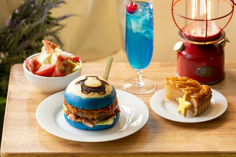 スイートステイプランの特別メニュー。1滞在中1回（15:00～21:00L.O.）にお届け。ステーキハウス「オークドア」では6,600円（1日10食限定、要予約、サービス料15％別）。