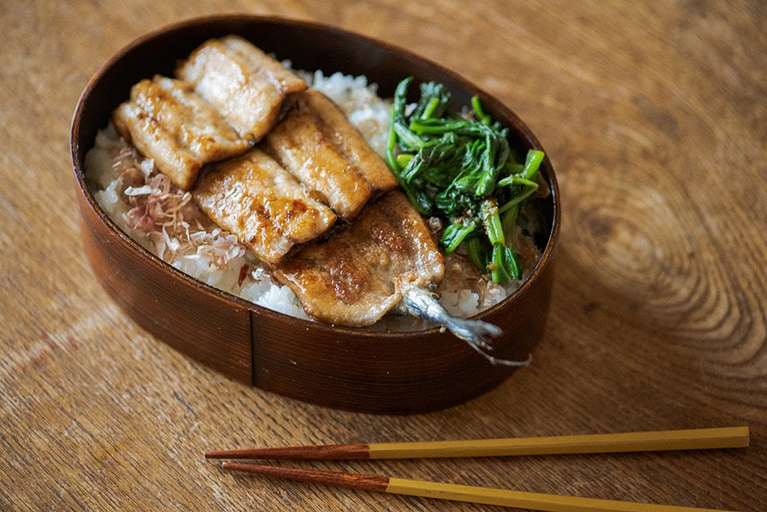 白いごはんに照り照りの蒲焼きをのせて。シンプルなのにインスタ映えするお弁当が完成！