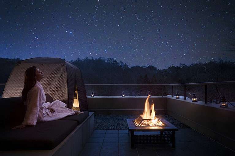 熱刺激と冷刺激を交互に行う温冷交互浴が血流を改善し、疲労で発生した炎症物質の減少をもたらす。