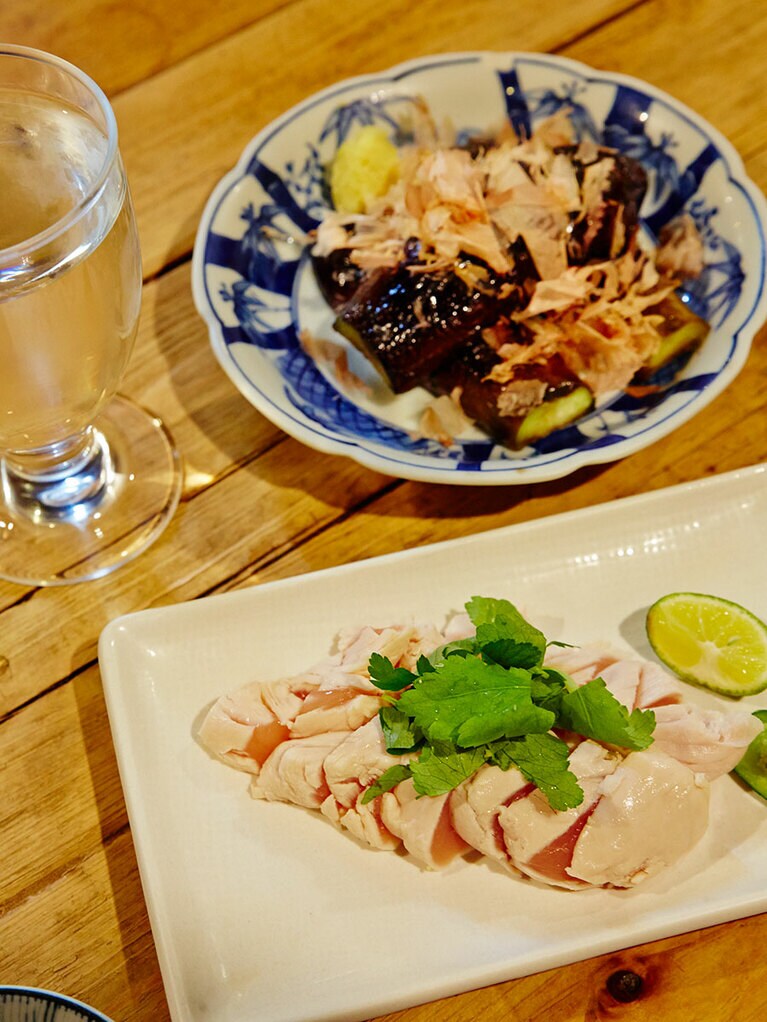 鮮度抜群のとりたたき 450円、なす焼 300円、冷酒 500円～。