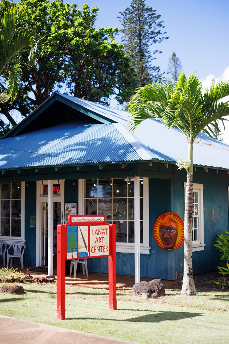 鮮やかなブルーが印象的なショップ兼ギャラリーのエクステリア。