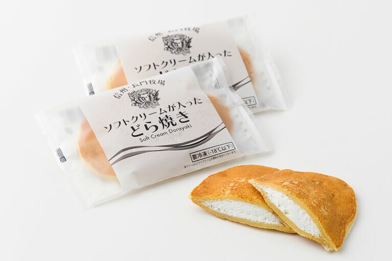 ソフトクリームが入ったどら焼き 各260円／長門牧場