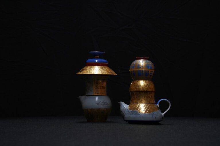四代⽬当主・𠮷⽥幸央⽒が率いる錦⼭窯の茶器シリーズの九谷茶譚。写真左から中国茶器、日本茶器。積み重ねるからこそ出来上がる美しい造形が空間を鮮やかに彩り、鑑賞するだけでなく、実際に使うことで極上のティータイムを楽しめる逸品。