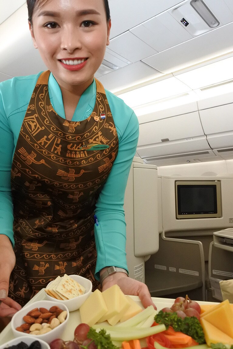 チーズやナッツをのせたトレイを手にしたCAさんが、各シートを回ってサーブ。