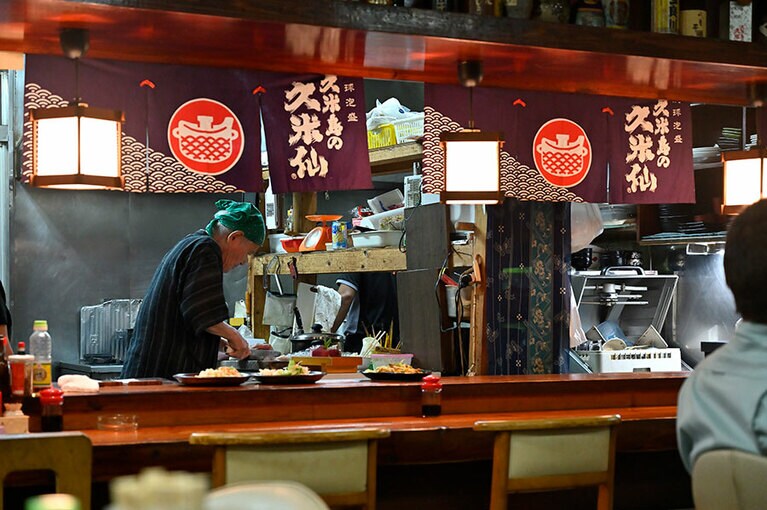 巧みな包丁さばきで島の新鮮魚介を提供するご主人。