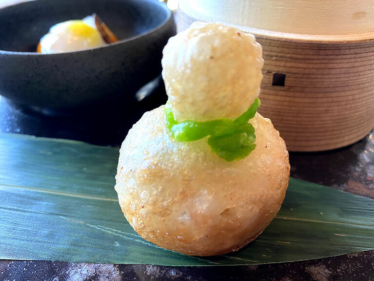 雪だるまのような形の揚げ餅。新生姜をたっぷりと用い、冷房と外気の温度差で弱った身体を温めてくれる。