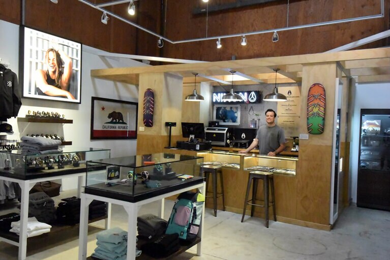 NIXONのカスタムバー。