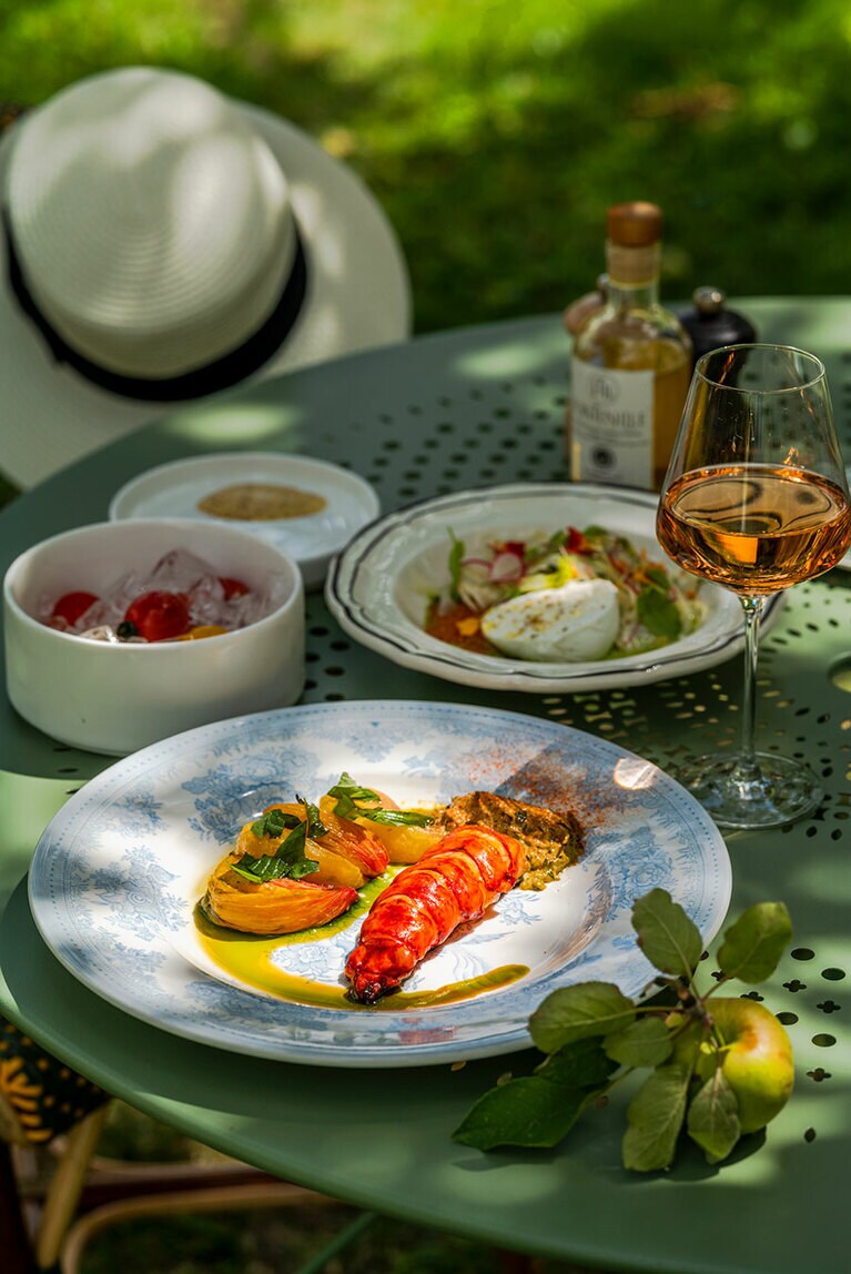 桜の木の下で食事に舌鼓。