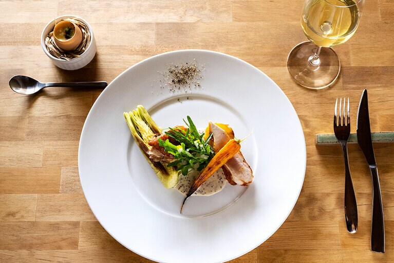 その日の美味しいものがお皿を彩り、心が弾む。独自の技法で旨みを引き出す“軍鶏 海水コンフィとロティ”。