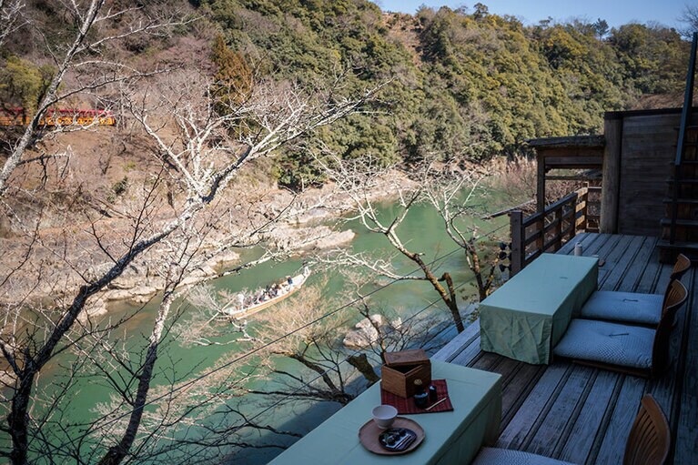 「空中茶室」の対岸は小倉山。時折、愛らしいトロッコ列車が走り抜ける。