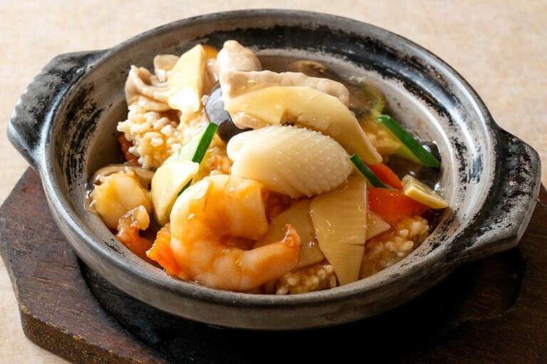 謝朋酒樓の「五目おこげ」。