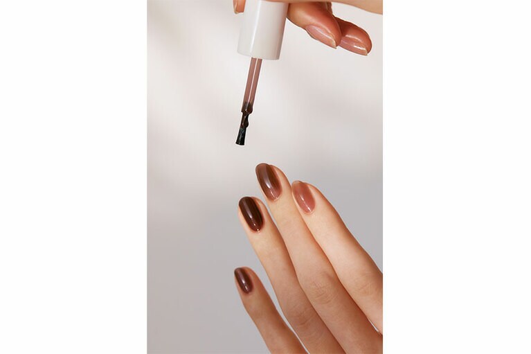 重ね塗りでニュアンスの変化を楽しんで。