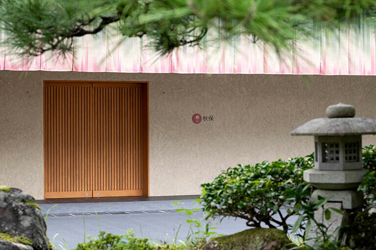 エントランスの暖簾は、政宗公の時代から続く仙台七夕まつりのイメージ。