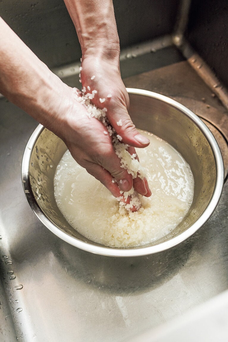 水をたっぷり入れて、両手でこすり合わせながら素早く洗ってすぐ水を捨てる。