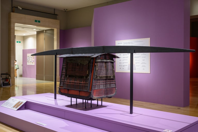 特別展「江戸☆大奥」会場写真。女乗物 瀧山所用 江戸時代 19 世紀 埼玉・錫杖寺（川口市）蔵　撮影：平松市聖