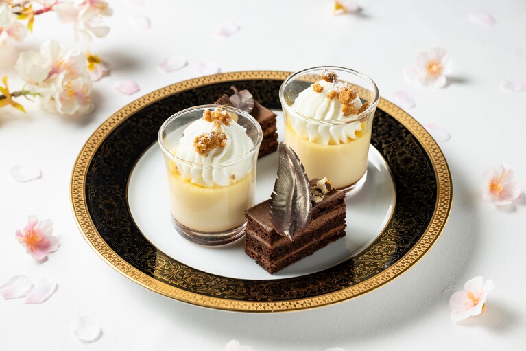 アフタヌーンティーの下段メニューより、東京産の地産地消につながる「東京産卵と牛乳のプリン」と、動物性の食品を使用しない「紅茶香るヴィーガンチョコレートケーキ」。写真は2名分のイメージ。