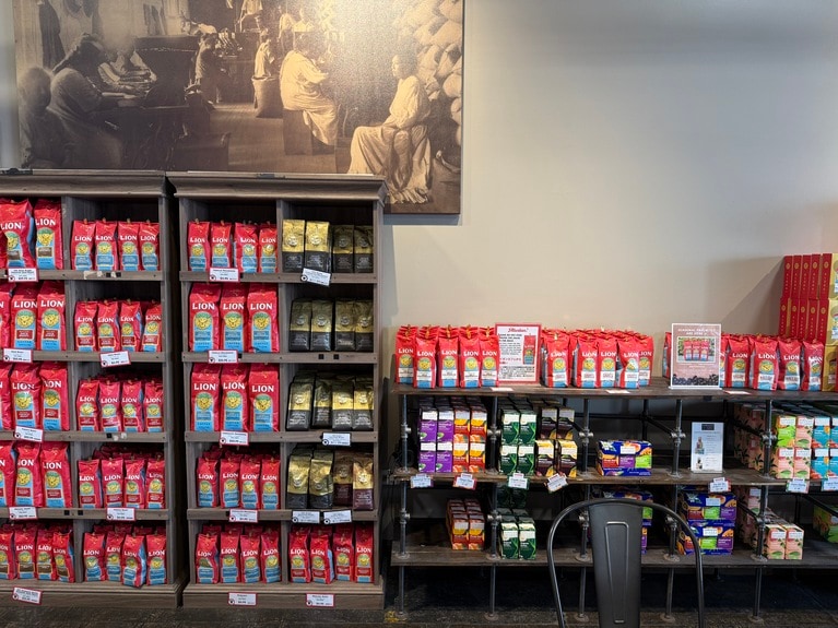 全種類が揃う本店。大袋もありますよー。