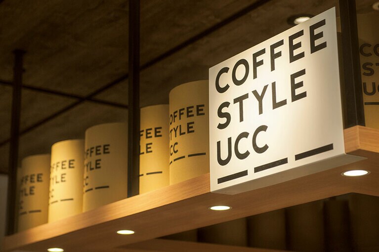 店内には、世界中から届いたコーヒー豆、数々の創作ブレンドが並び、ミルやドリッパーなどのアイテムも揃う。淹れたての「本日のコーヒー」(Sサイズ 360円)や、「アイスブリュードコーヒー」(500円)は、すぐ隣にある約130席の共有イートインスペースでゆっくり飲むことができる。