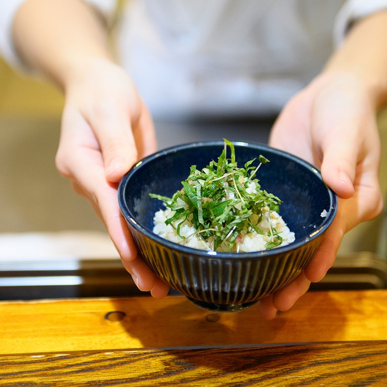 朝食のビュッフェには「鯛ご飯」などのご当地メニューも登場。