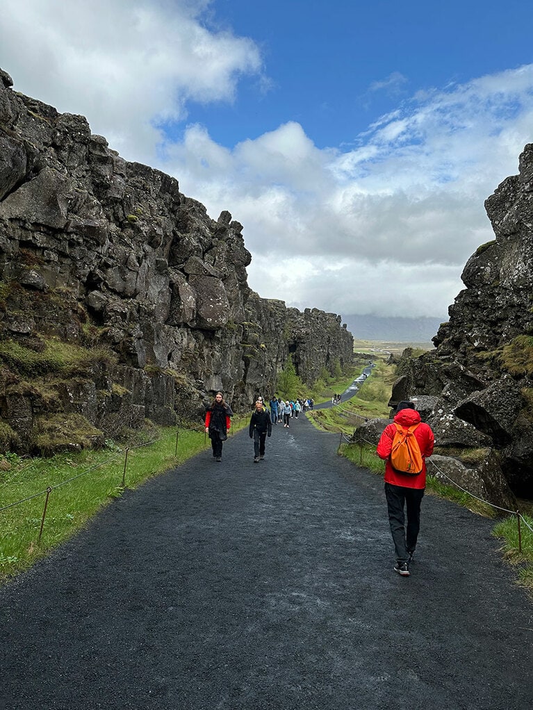 両側にはそりたつ壁。