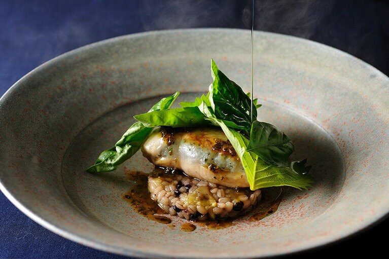 「ハーブ香る岩魚の蒸し焼き」。