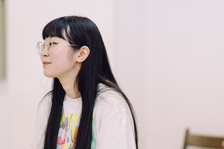 「忘れられてしまった記憶へ目を向けたい」ポッドキャスト演劇に挑戦するロロ・三浦直之が新作『まれな人』にかける思い。稽古風景。