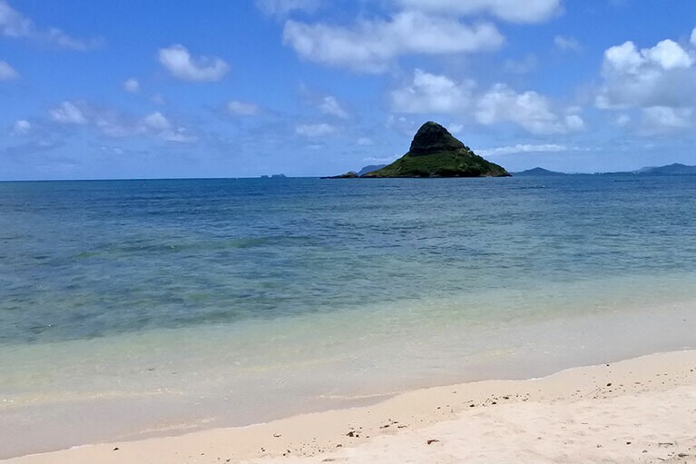 ビーチの幅は狭いけれど、長さはあり、砂の触り心地も上々です。