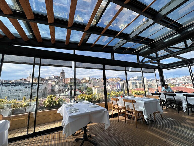 こちらは新市街の陸側。人々の暮らしの一端と、ガラタ塔、そして頭上の空まで望むことができる。