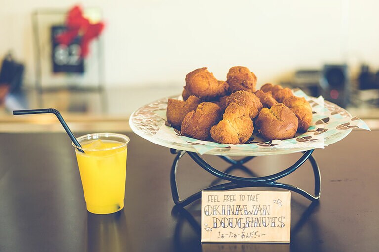 ［SPICE MOTEL OKINAWA］朝8時から11時はサーターアンダギーが食べ放題！ オレンジジュース、コーヒーも無料。