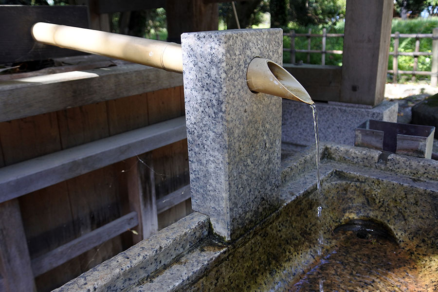 和泉式部が和歌に詠んだ磯清水。手水として使用します。