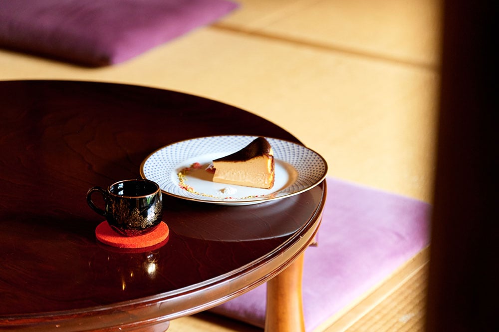 和室を生かした喫茶では、ドリンクや季節替わりのスウィーツを用意。“バスクチーズケーキのケーキセット” 1,650円。