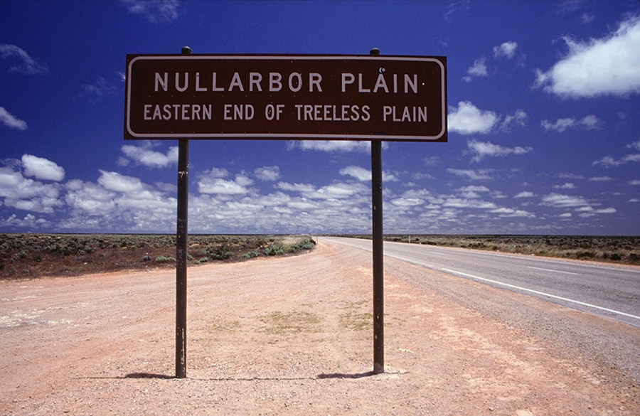 世界最長の直線道路が走るナラボー平原。photo:Tourism Australia