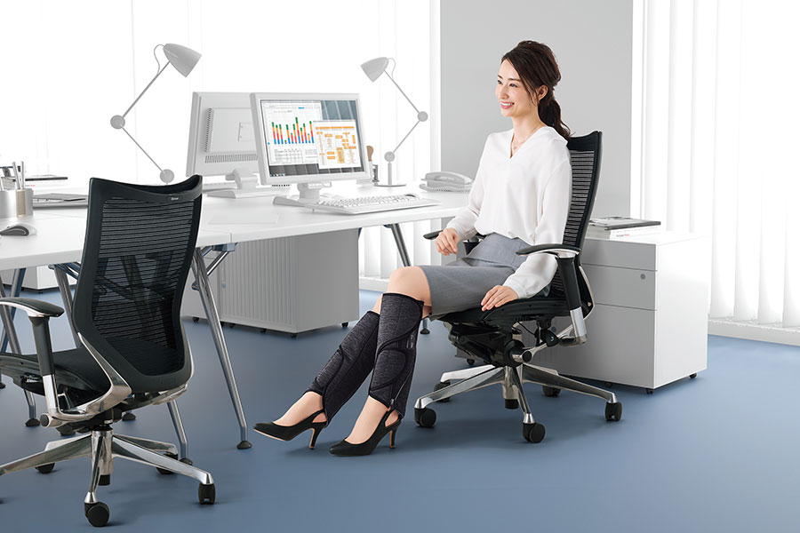 シンプルでスタイリッシュなデザインだから、オフィスでも気兼ねなく着用できる。