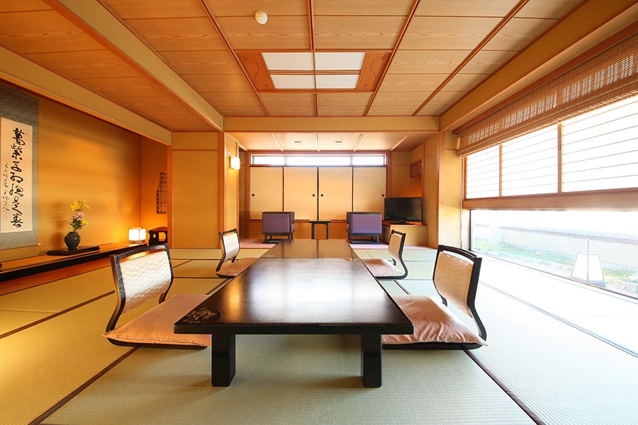 館内はバリアフリーを積極的に採用し、日本旅館の情緒を堪能できる和風の客室から貸切露天風呂まで、世代を問わずくつろげるよう設計されている。