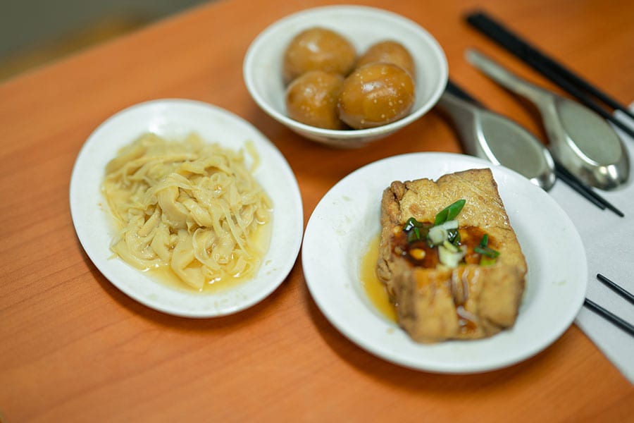 筍の煮物（左）はやさしい味わいのメンマのよう。揚げ出し豆腐の煮物（右）も絶品です。