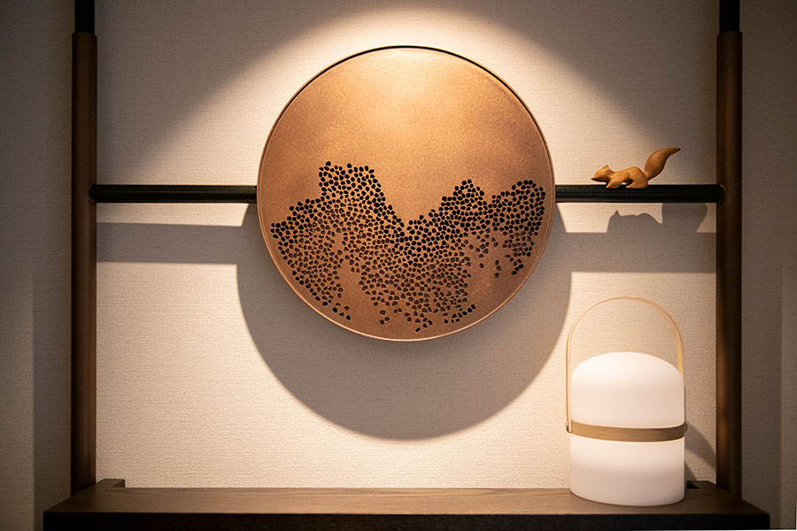 客室にある、浅間山をイメージしてデザインされた銅板のオブジェ。横にはかわいいリスが。