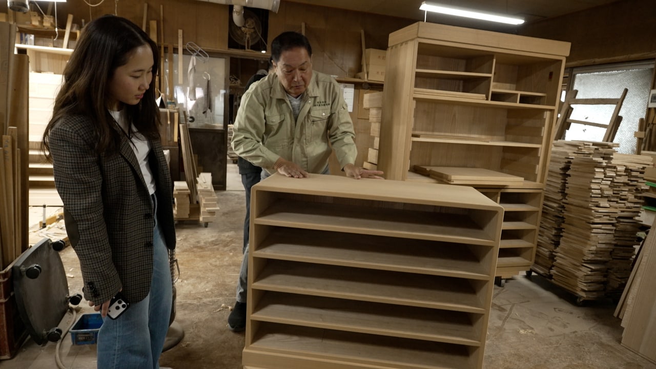 泉州桐箪笥。内側には、透き通った光沢のある桐材を、前面には細かな木目の整った柾目板をそろえ、絹糸のように上品で丁寧な仕上げと、細部にわたる職人の技から「桐箪笥の最高峰」と言われている。