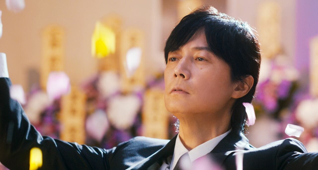 新たなダークヒーロー神尾武史(福山雅治)は「兄の死」をめぐる真実に辿りつけるのか。 ©2025映画『ブラック・ショーマン』製作委員会