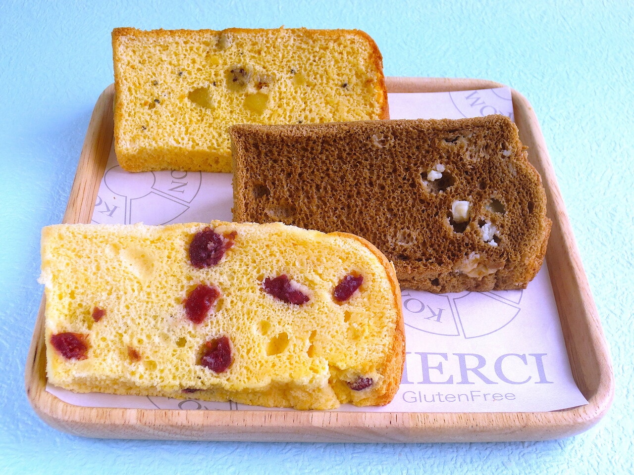 ドライフルーツやチョコチップが入った種類も。手前より「クランベリークリームチーズ」450円、「ホワイトチョコアールグレイ」390円、「ドライフルーツキウイ」430円。