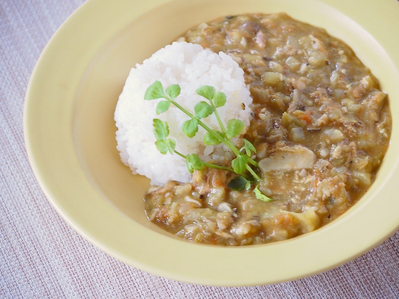 好みでご飯とともに器に盛り付ける。