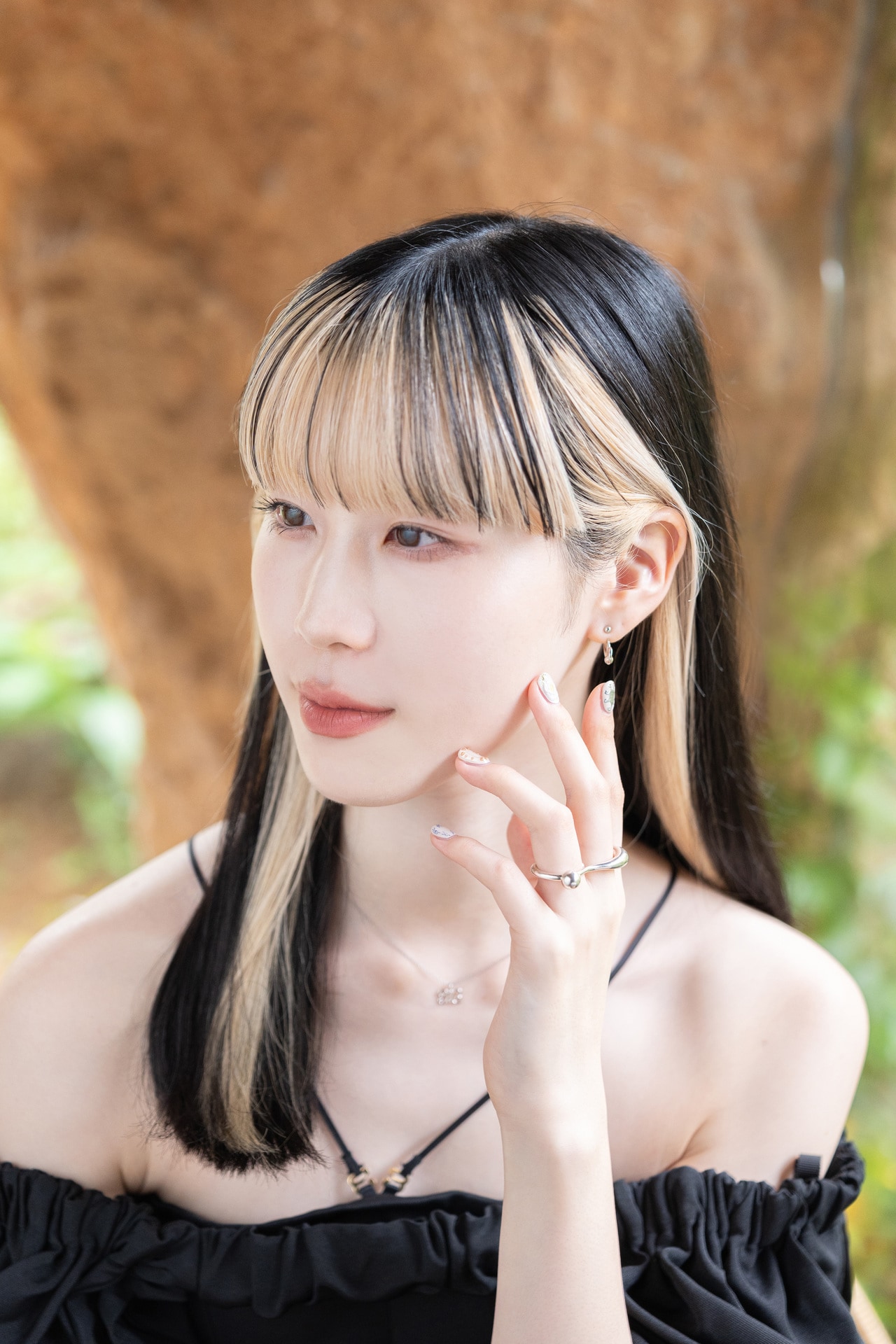 galbeのジュエリーをまとった、榎本紀子さん。