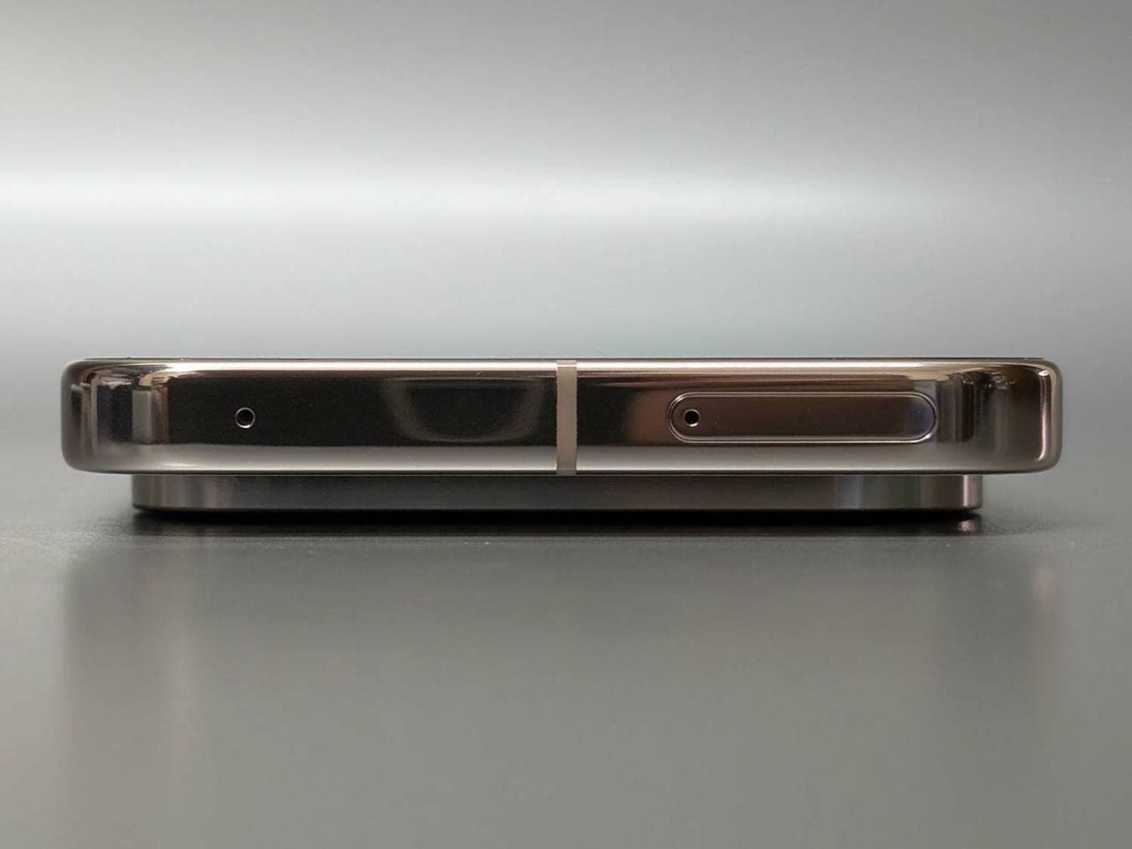 PixelはiPhoneと異なりレンズが突出しておらず、置いても傾くことがありません