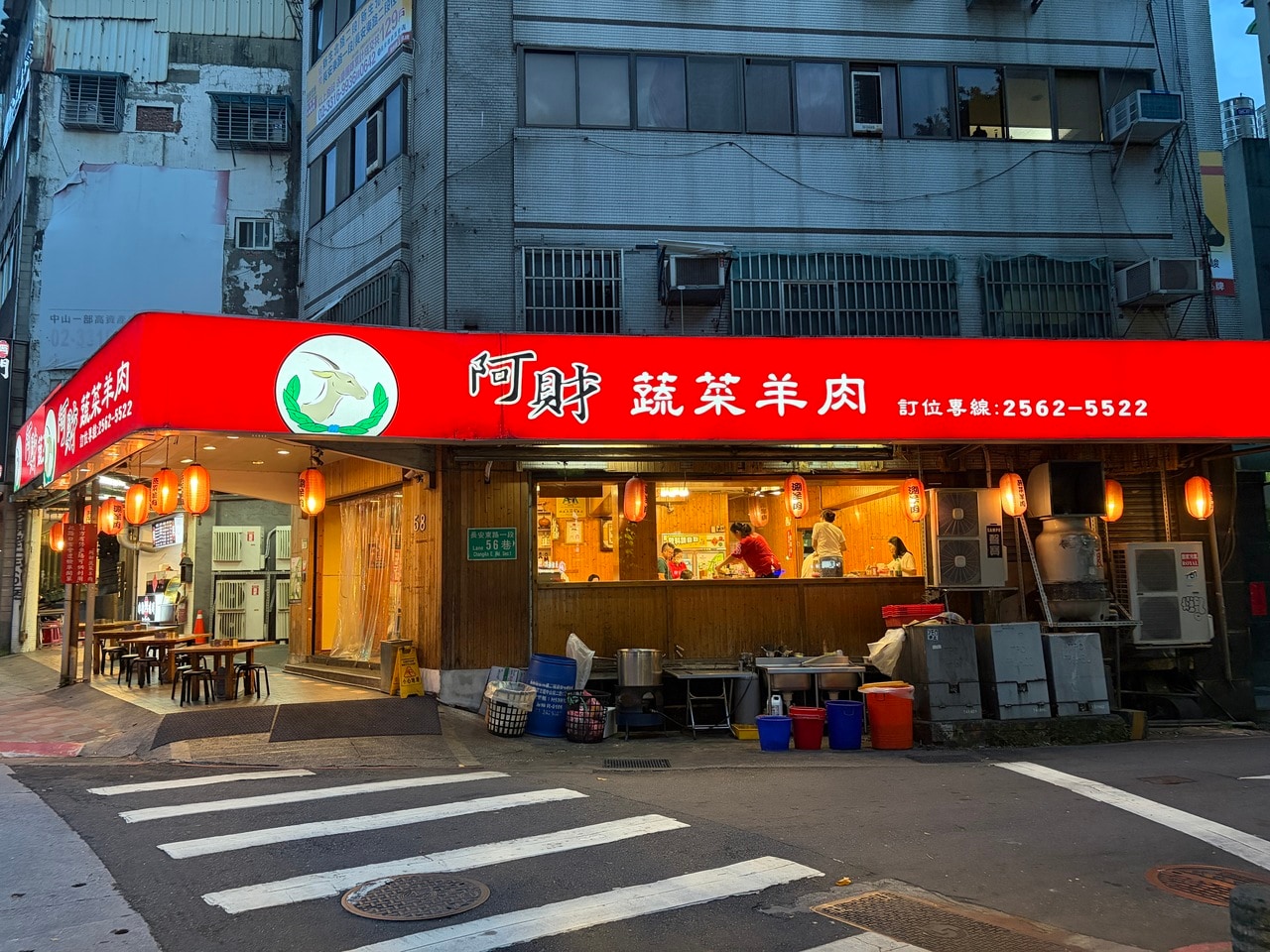 お店は、多くの台湾式居酒屋が軒を連ねる長安東路エリアにあります。他店とは一線を画す鍋料理が評判です。