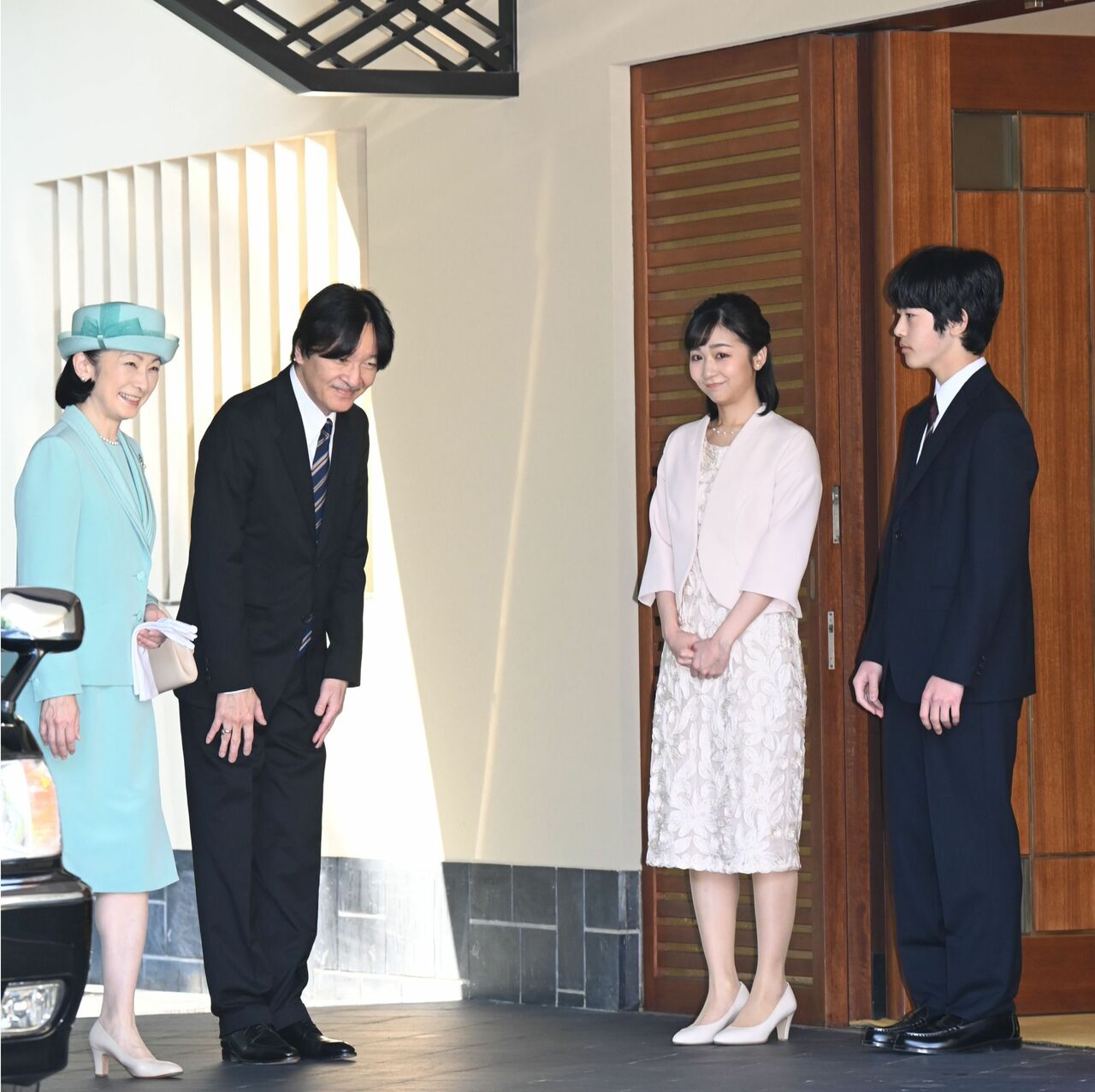 佳子さまと悠仁さまの見送りを受け、英国へ出発される秋篠宮ご夫妻　©JMPA