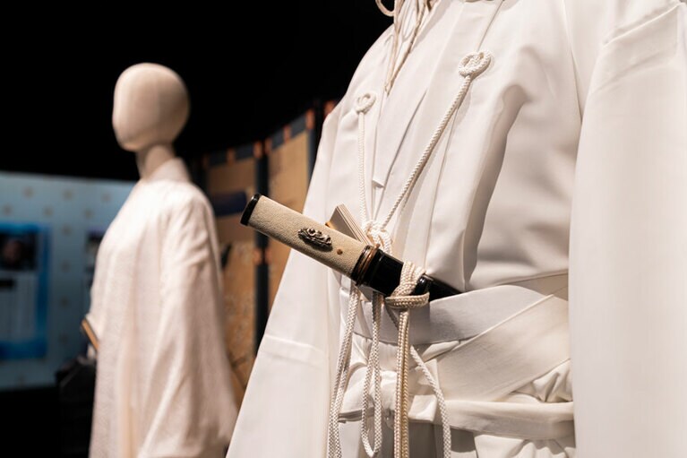 手前は松本潤さんが実際に着た徳川家康の婚礼衣装。奥が有村架純さんが演じる瀬名のもの。