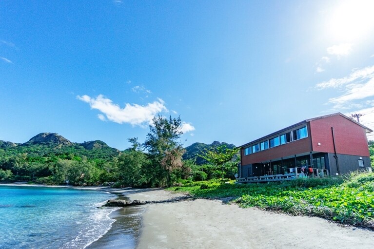 扇浦のビーチフロントに佇むシェアハウス海。