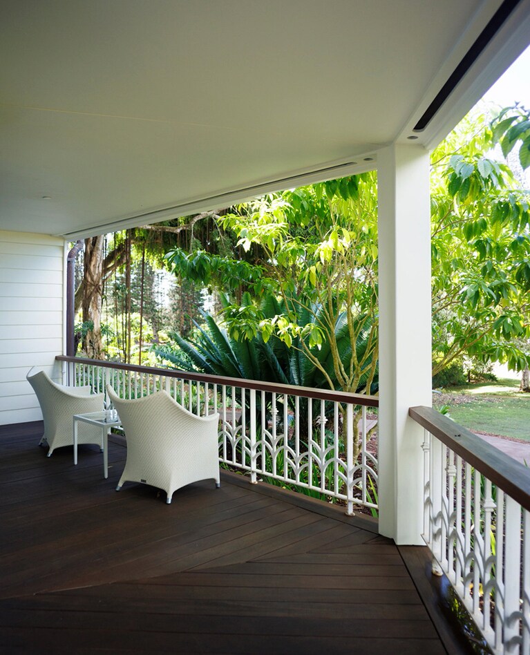 テラスから緑溢れるトロピカルガーデンを望む。