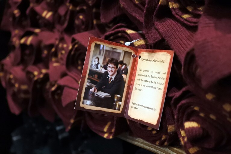 グリフィンドールのマフラー。4つの寮、それぞれのデザインがあります。