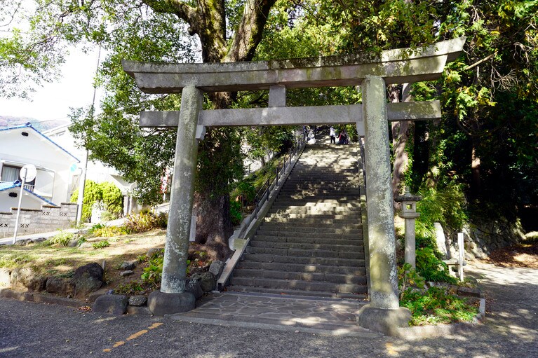 近くには伊豆山神社が。