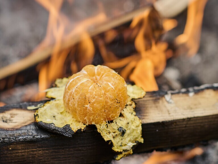 全体が丸焦げになったら、取り出して剥く。